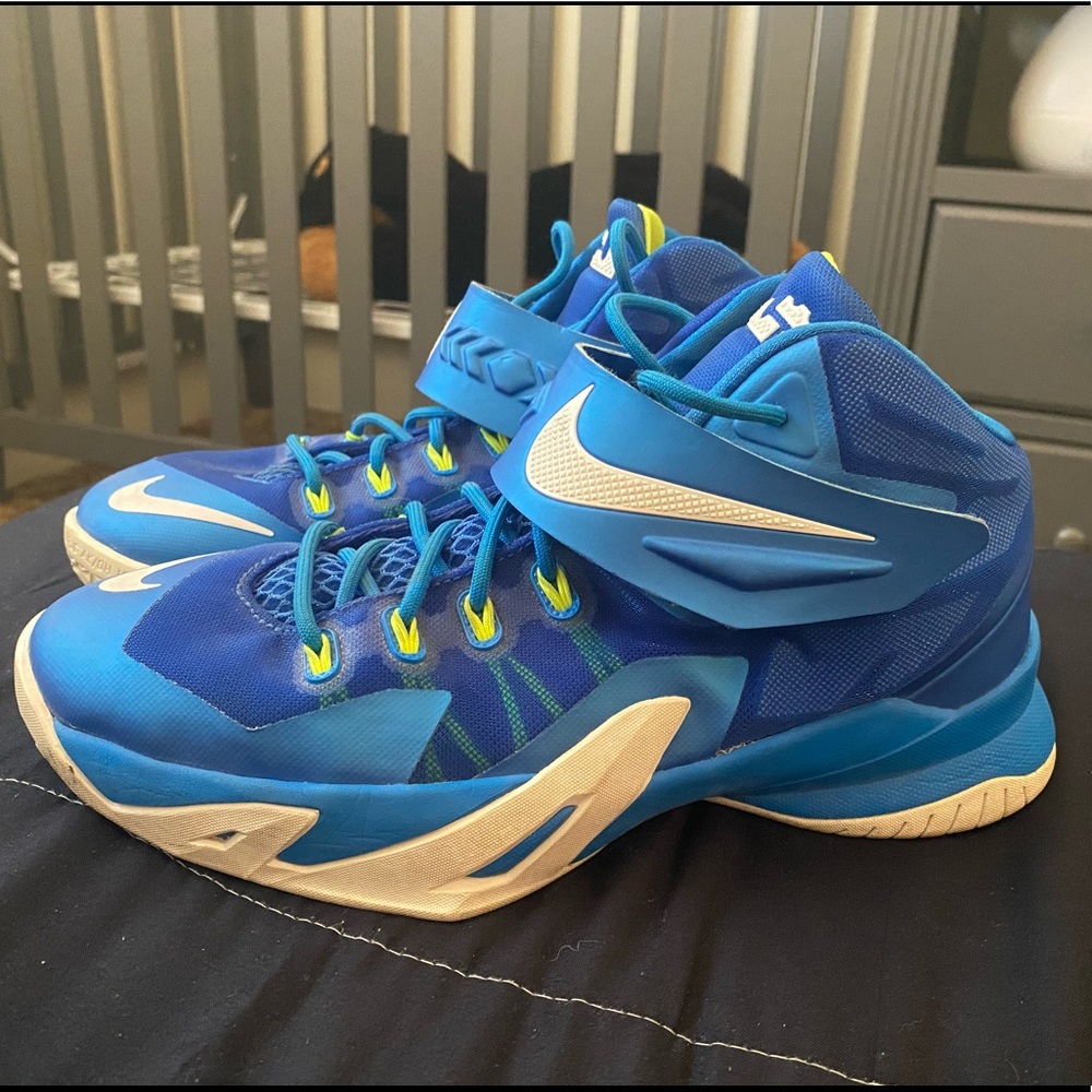NIKE LEBRON JAMES ZOOM SOLDIER 8 BASKETBALL SHOES